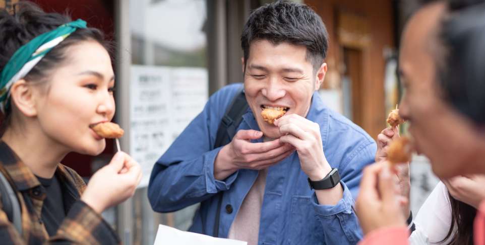 Comer mientras caminas por la calle_ costumbres japonesas