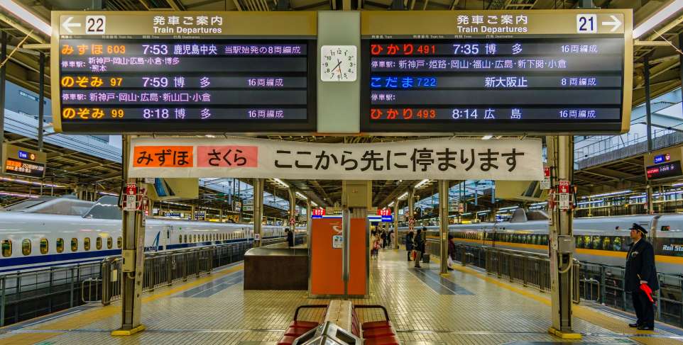 Estación de tren en Osaka, Japón