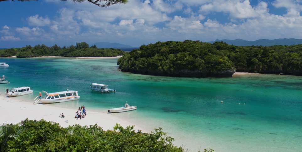 Ishigaki, Japón, Kabira Bay en isla Ishigaki, barcos en Japón